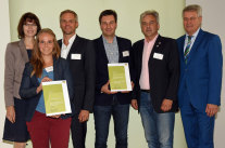 6 Personen, zwei davon halten Urkunde