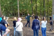 Besuchergruppe macht ein Spiel im Wald