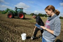 Landwirtschaftliches Unternehmerpaar nimmt Bodenproben