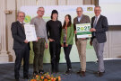 6 Personen stehen nebeneinander