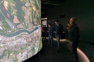 Satellitenbild einer Landschaft an Leinwand in abgedunkeltem Raum