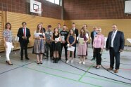 Gruppenbild Absolventen in einer Turnhalle