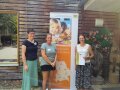 3 Personen stehen nebeneinander