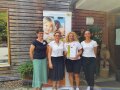 4 Personen stehen nebeneinander