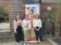 3 Personen stehen nebeneinander