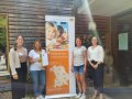 4 Personen stehen nebeneinander