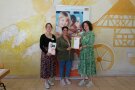 3 Personen stehen nebeneinander