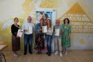 Sechs Personen stehen nebeneinander