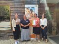 4 Personen stehen nebeneinander