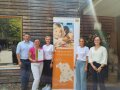 5 Personen stehen nebeneinander