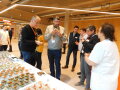 Personen stehen an einem Buffet