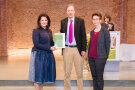 3 Personen stehen nebeneinander