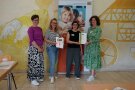 4 Personen stehen nebeneinander