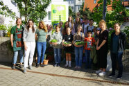 Erwachsene und Kinder im Freien