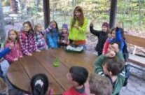 Kindergruppe um einen Tisch versammelt