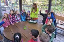 Kinder sitzen im Kreis