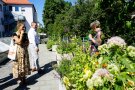 Personengruppe vor Beet