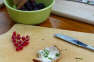 Schnittlauchbrot und Johannisbeeren auf einem Tisch