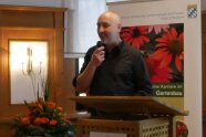 Ein Mann redet am Rednerpult