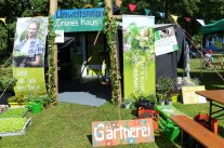 Pavillon im Freien, davor Schild mit Aufschrift "Gärtnerei"