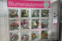 Verkaufsautomat mit Blumen bestückt
