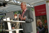 Mann spricht ins Mikrofon