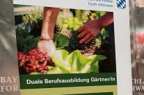 Plakat mit Foto eines Salats und Aufschrift "Duale Berufsausbildung Gärtner/in"