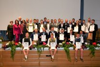Personengruppe auf einer Bühne