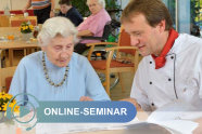 Seniorin und Koch sprechen über ausgebreiteten Speiseplan; Schriftzug Online-Seminar