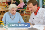 Seniorin und Koch sprechen über ausgebreiteten Speiseplan; Schriftzug Online-Seminar