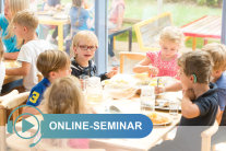 Kita Kinder sitzen zusammen am Esstisch und essen darunter Schriftzug Online-Seminar