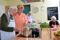 Mehrere alte Menschen kochen zusammen 