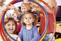 Kinder spielen mit Hula Hoop-Reifen 